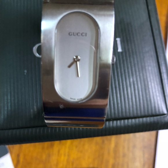 GUCCI STAINLESS STEAL WATCH - Picture 2 of 6